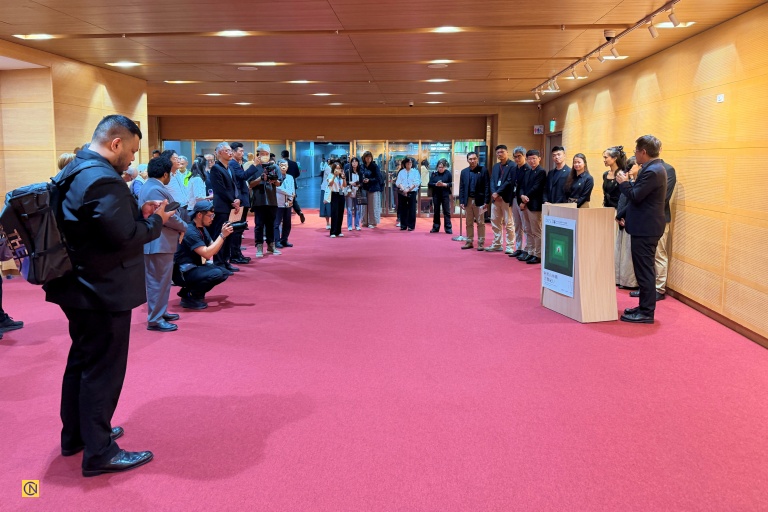 A press conference was held in the performance hall lounge before the concert began.