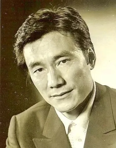 At the age of 22, Guan Yuqian, who had shown outstanding performance, graduated early and was assigned to work in the Soviet Experts Studio of the Central Ministry of Finance.