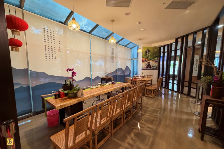 Visitors can savor a cup of fragrant Taiwanese tea at the Songboling Visitor Center.
