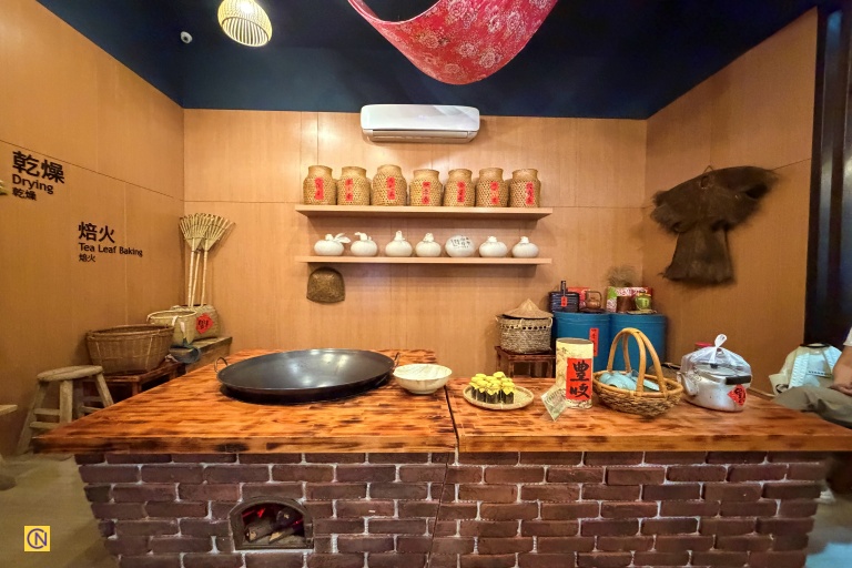 Interactive exhibits include miniature tea-making machines that actually operate, allowing visitors to observe every stage of tea production — from harvesting and withering to rolling and drying.