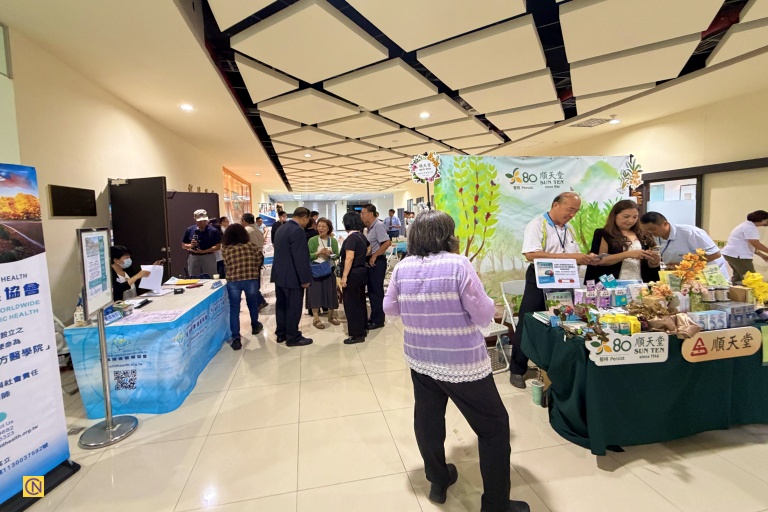The forum featured exhibition booths from over a dozen businesses and organizations.