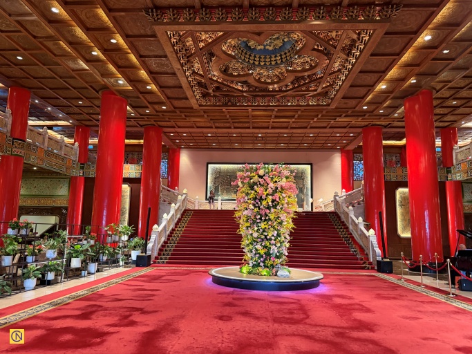 The Grand Hotel's spacious lounge combines timeless elegance with traditional Chinese architectural beauty, offering guests a warm and welcoming atmosphere.