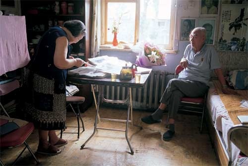 Peng Jiaheng at home with his wife.