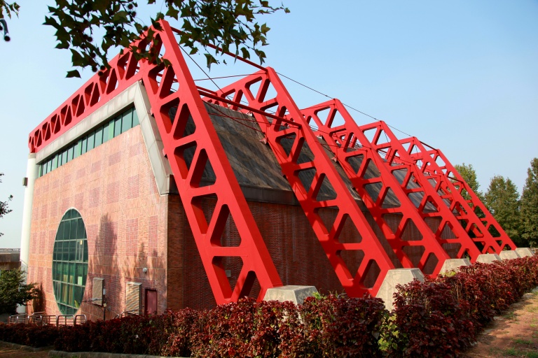 The university's gymnasium is one of the most splendid and expensive constructions in southern Taiwan.