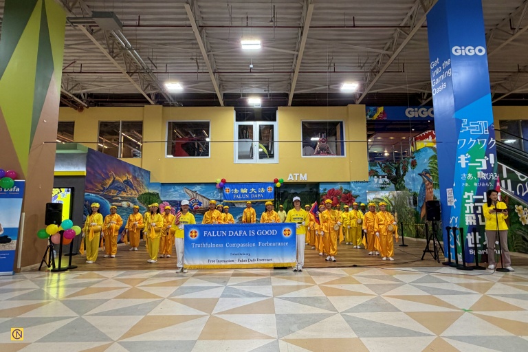 The Falun Dafa Waist Drum Team shines at DONKI's Food Court.