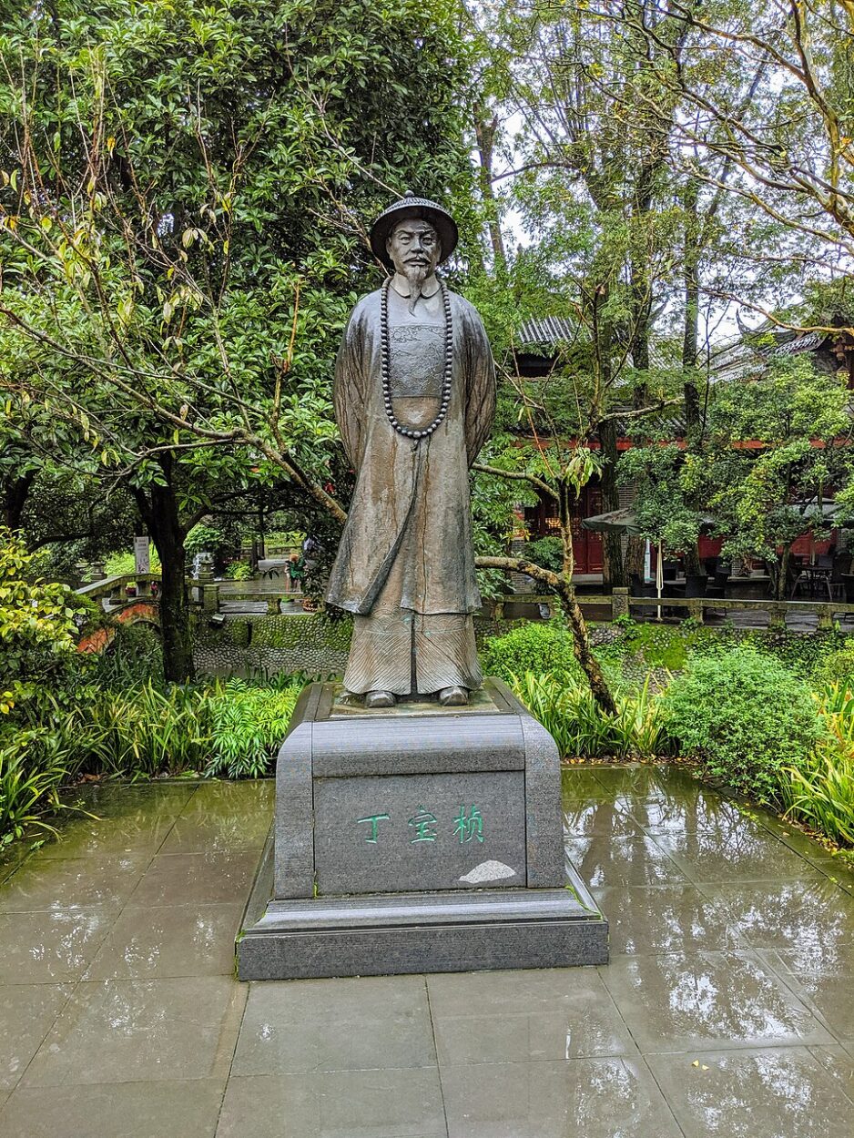 Ding Baozhen never sought personal wealth or devoted himself to building a family fortune. Instead, he poured his energy into public service, dedicating his life to the responsibilities entrusted to him and the welfare of the people under his care. Yet behind the image of the stern and fearless iron-willed statesman was another side of Ding Baozhen. Those who knew him remembered not only his determination and discipline, but also his warmth, appreciation for fine food, and genuine interest in culinary traditions.