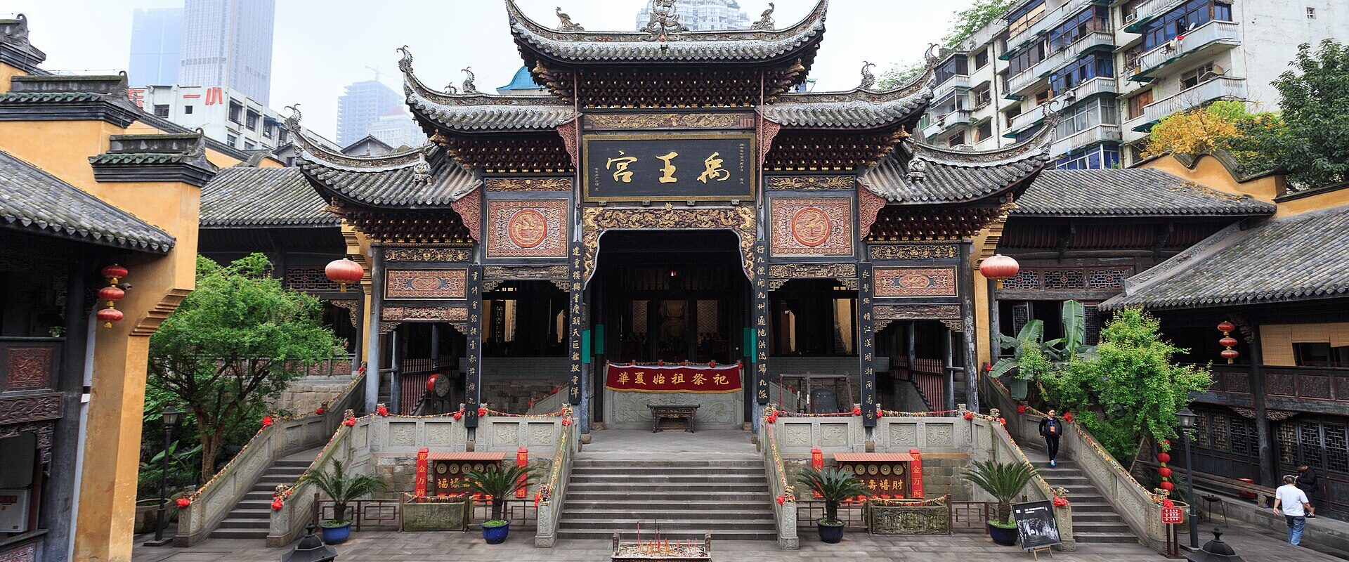 Since the late 1940s, security guards have reported seeing strange animals scurrying about late at night at Huguang Guild Hall, as well as a crying woman in white walking around the area.