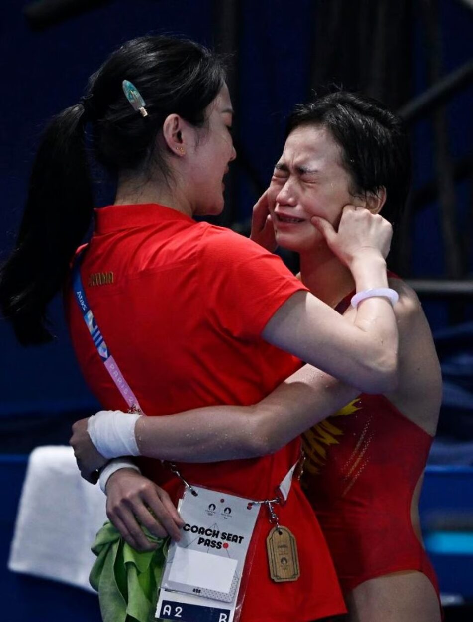 Quan Hongchan hugs her coach Chen Ruolin after winning the women’s 10-meter platform event at the Olympic Games in 2024.