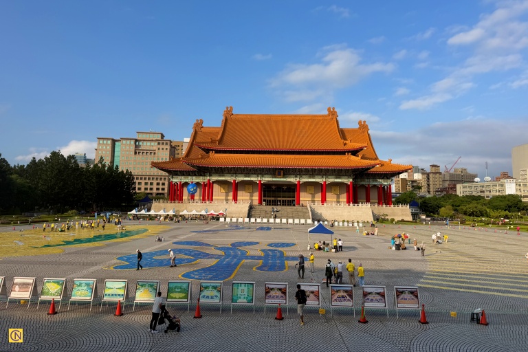 5,000 plastic mats were arranged on the ground according to a layout plan beforhand.