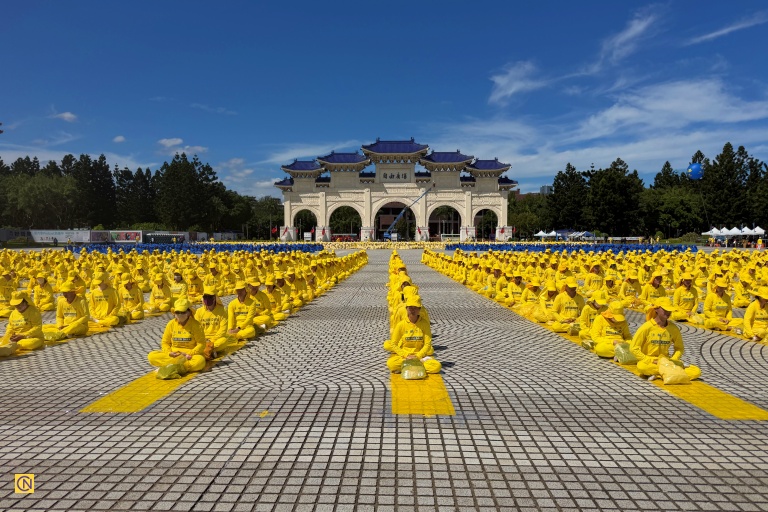 About 1,000 Falun Dafa practitioners formed the 38 rays of light at the character formation event.